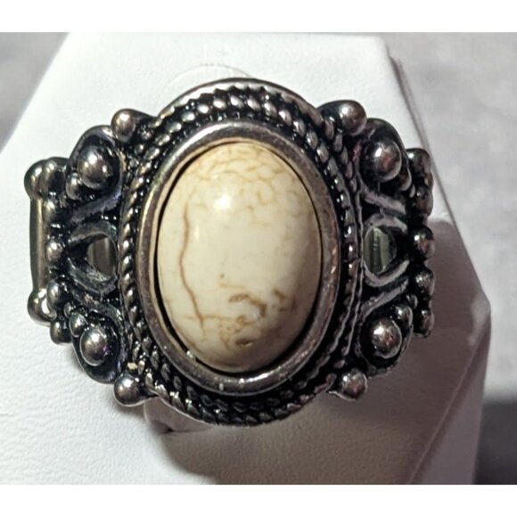 Victorian Style Silver Tone Stretch Ring With Marbled White Cabochon Size 7 1/2 - Picture 10 of 16